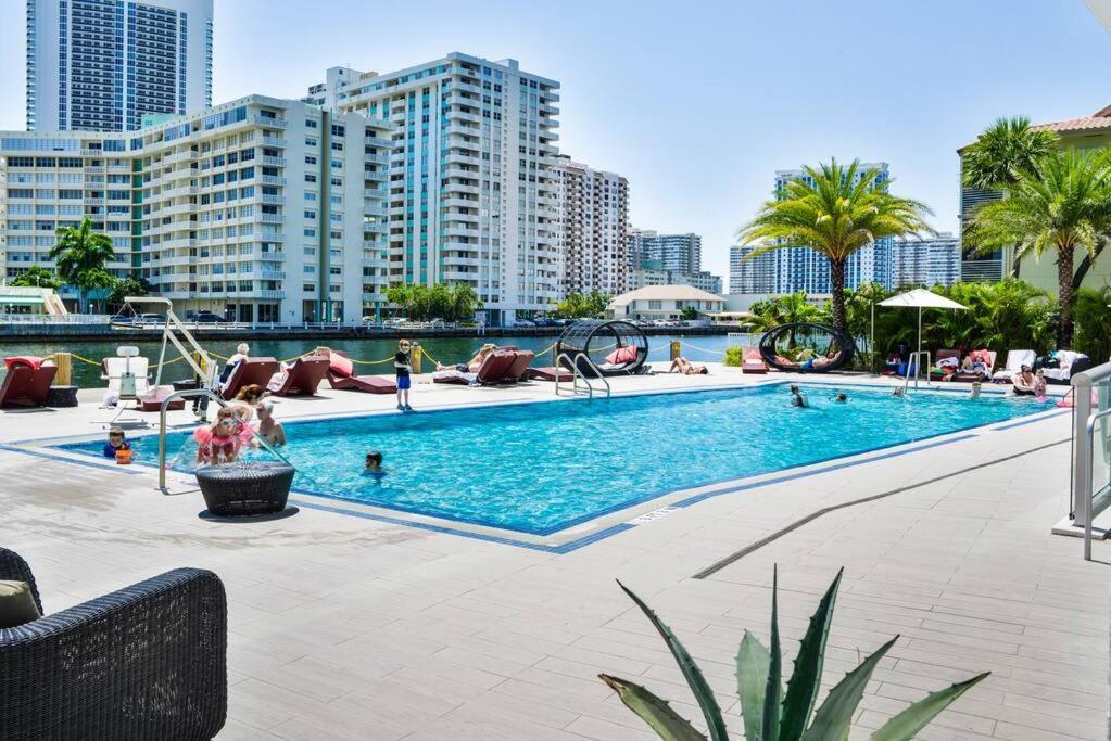 Cozy 1Br Condo Beachwalk Resort Халландейл-Бич Экстерьер фото
